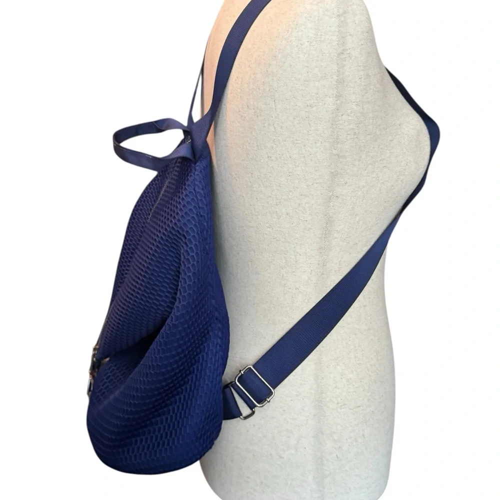 ASOS Lifestyle Mesh Dog Clip Blue Backpack - EUC - Picture 4 of 5